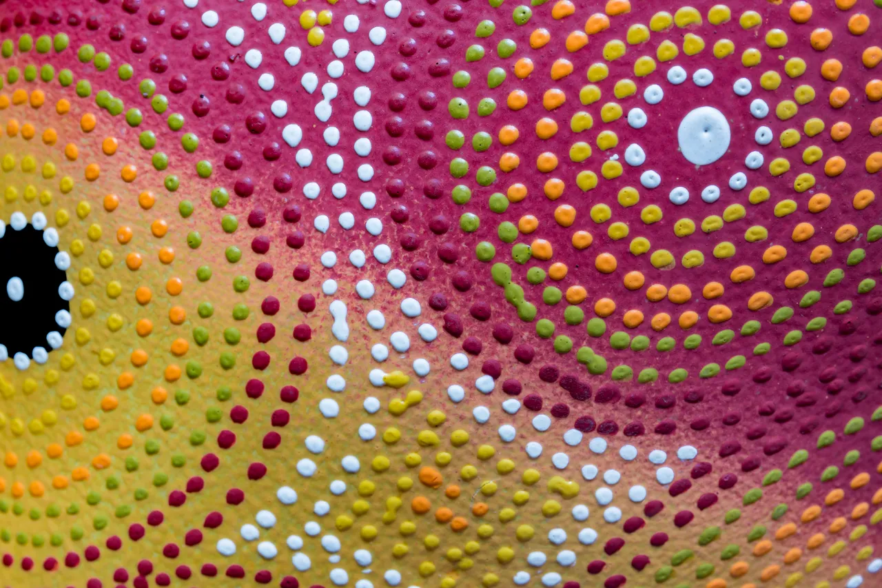 Arte aborigen australiano de puntos pintado en un didgeridoo
