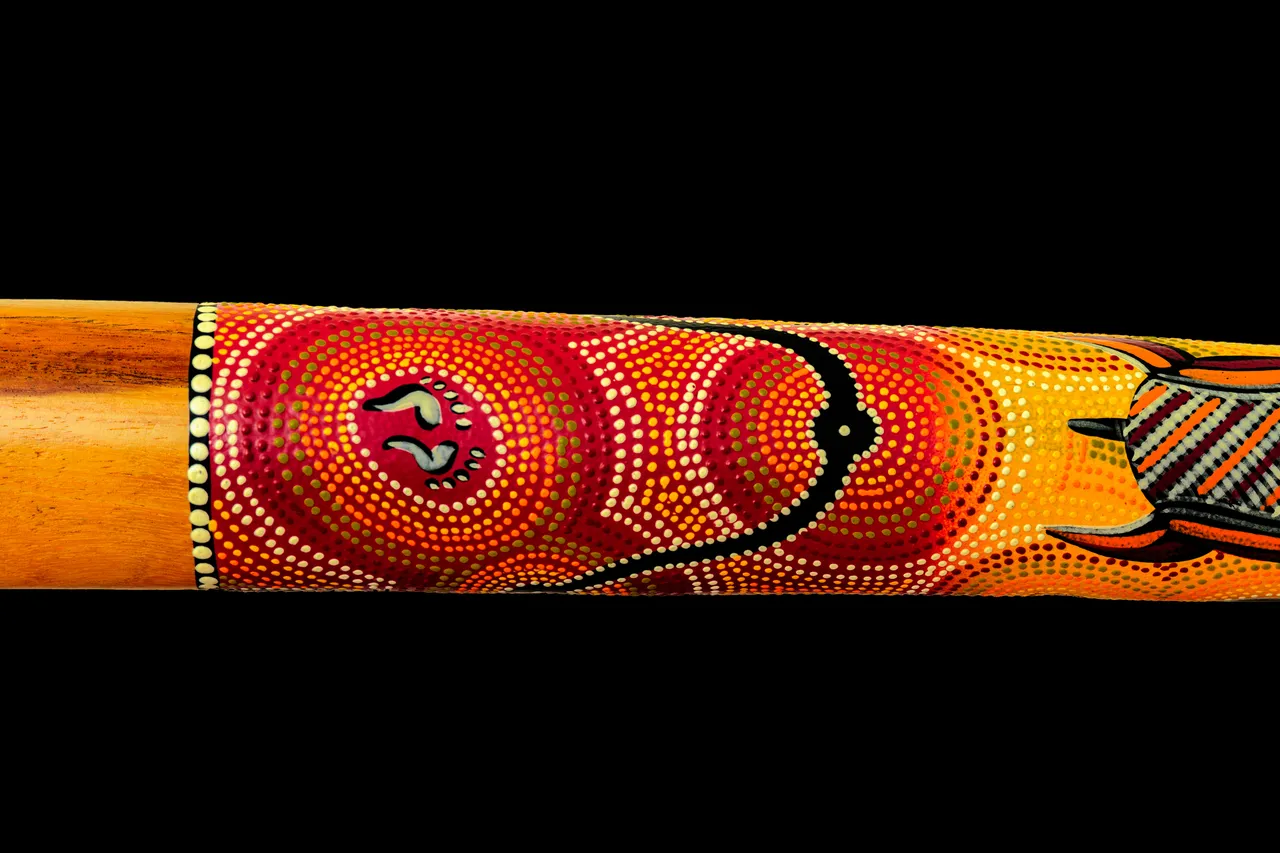 Didgeridoo de madera decorado con arte aborigen australiano