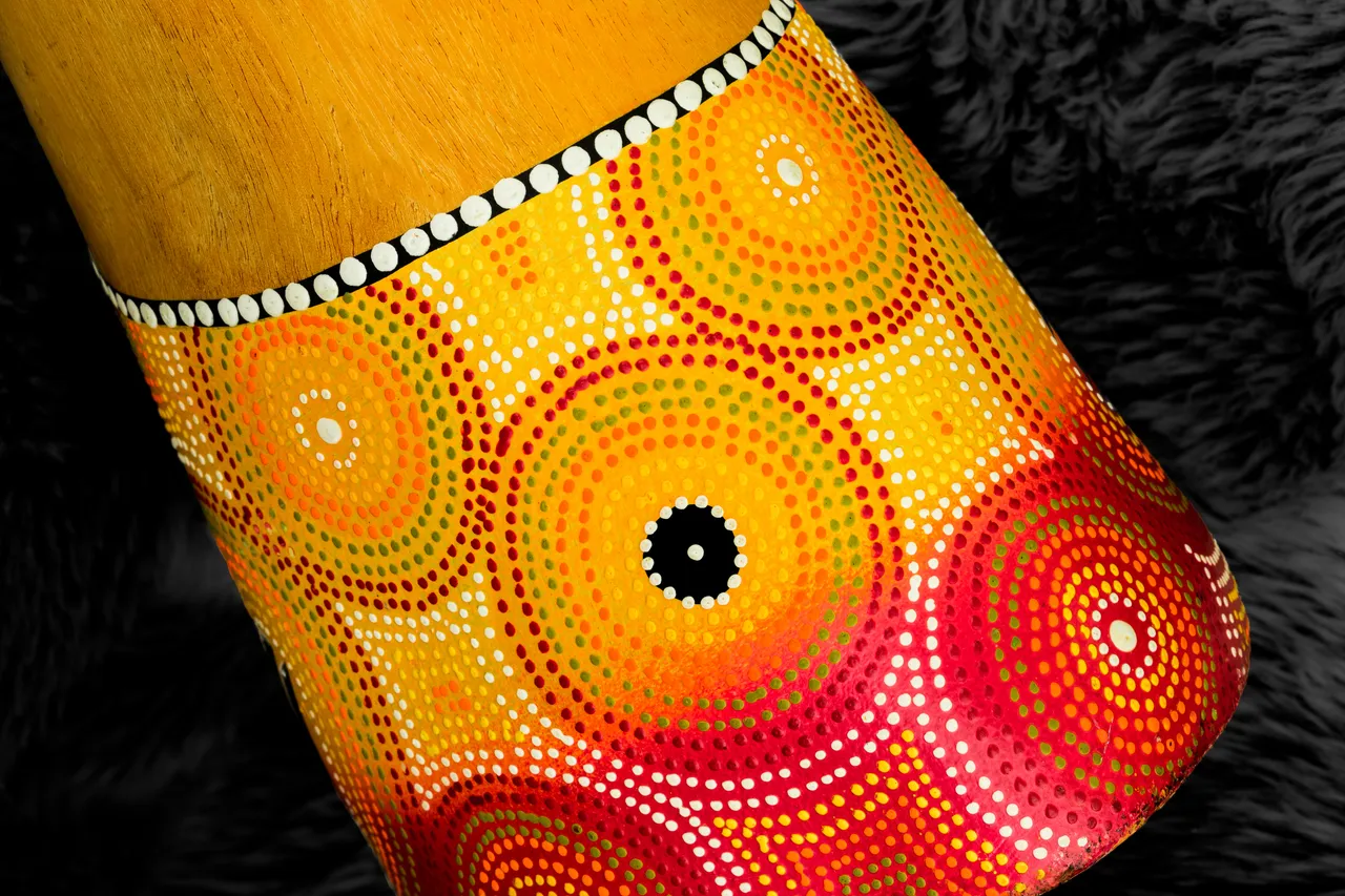 Detalle de un didgeridoo decorado a mano con motivos aborígenes