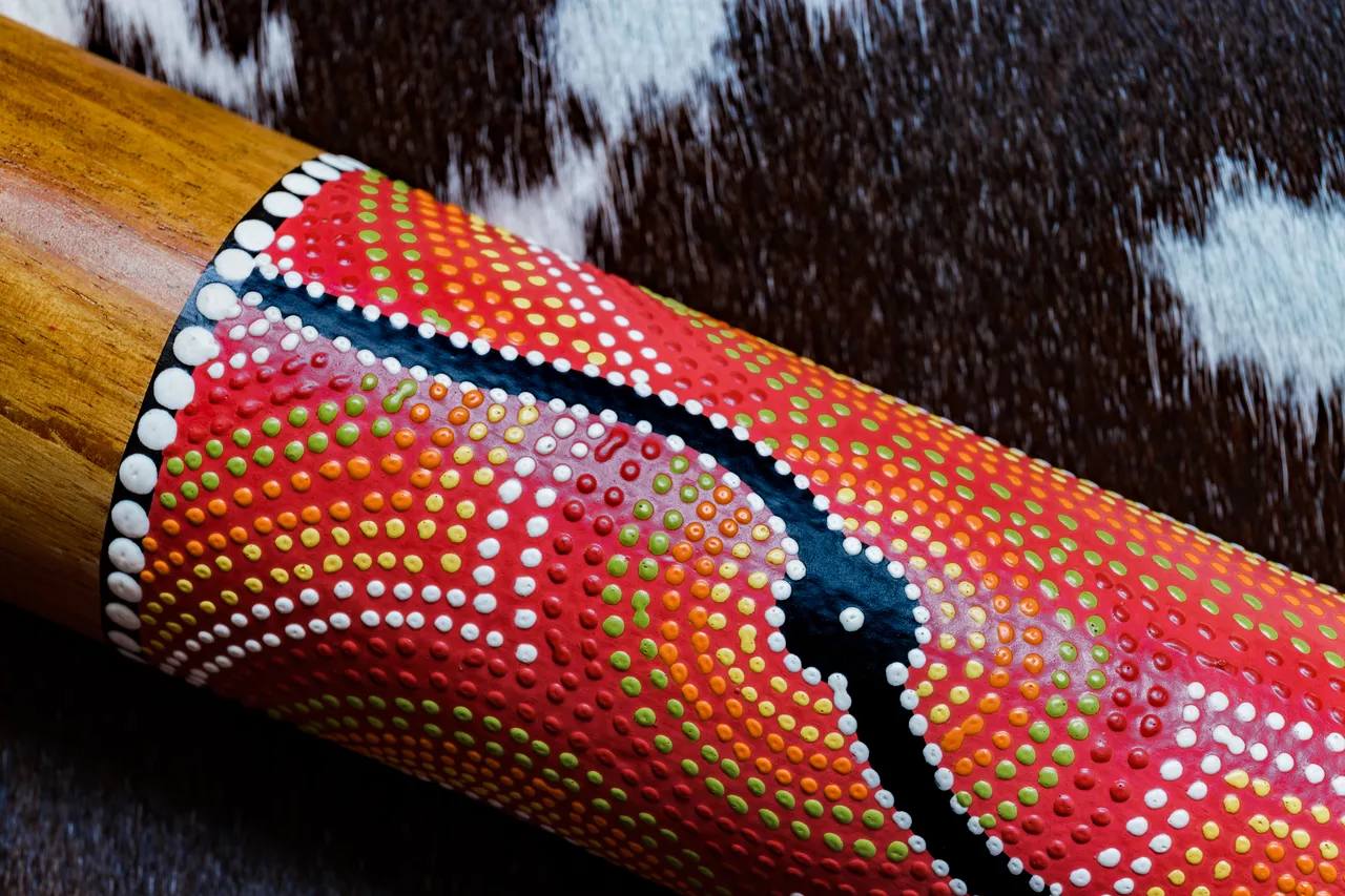 Didgeridoo decorado con pintura de puntos aborigen